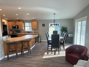 Kitchen & Dining