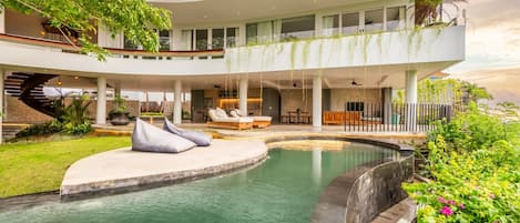 Exterior, Swimming pool