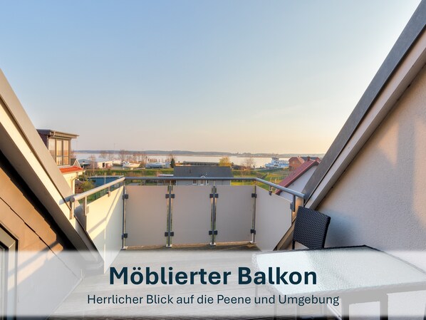 möblierter Balkon mit Aussicht