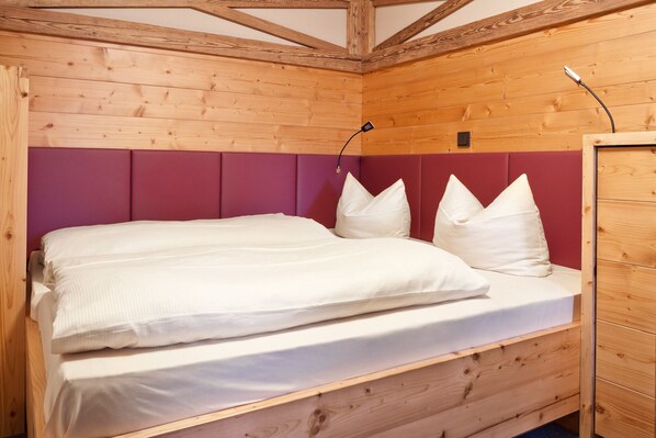 Alpenchalet bis zu vier Personen-Doppelbett Zi 4