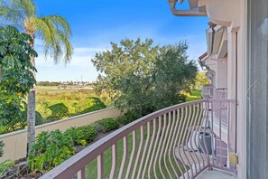 Comfortable living room of the Townhouse at Vista Cay Resort in in Orlando - Welcoming environment with Cozy sofas for relaxation. - Blending modern comfort and decored with aesthetics wall paintings. - Living area with glorious private balcony