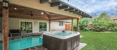 Welcome to our home! The refreshing pool and relaxing hot tub awaits you. 