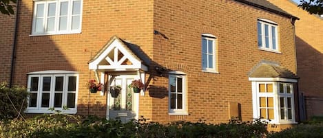 Cottage style modern house. Flat pavement to enter, no steps. 