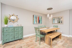 Dining area seats 6
