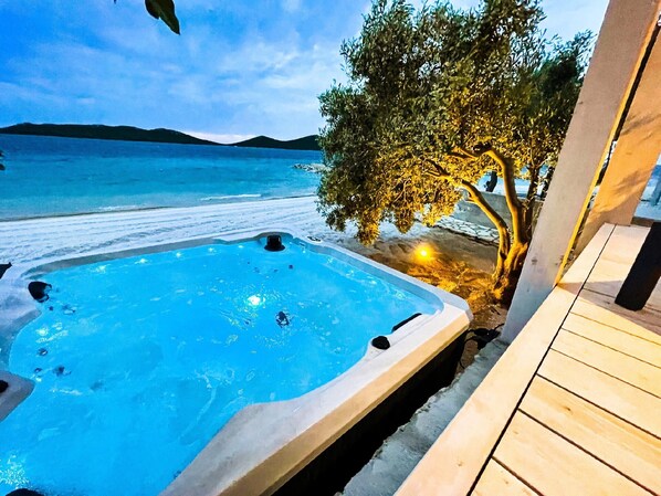 Outdoor spa tub