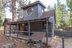 Discover our rustic cabin w/ a BBQ grill and a hot tub.