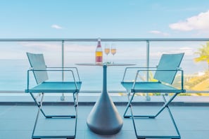Savour moments of bliss with oceanfront dining for two, three or four where the horizon is your exclusive view