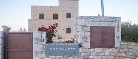 Anaroussa Villa, Resort Entrance