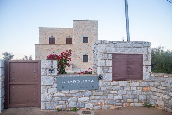 Anaroussa Villa, Resort Entrance