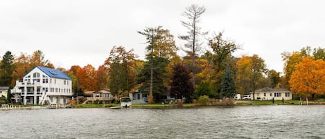 4 houses on the water on a culdesac sleeps over 100