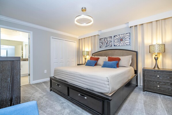 Master Bedroom Suite with King size bed (Upstairs)