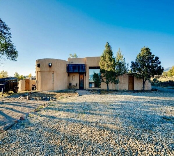 Casa Comanche is located between Taos and Taos Ski Valley. Easy access.