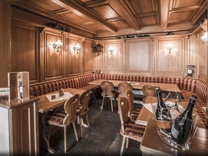 Gasthaus-Pension FĂŒnf MĂ€delhaus
