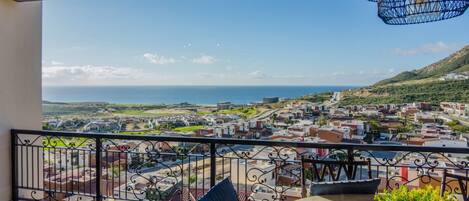 Private balcony overseeing the Pacific Ocean