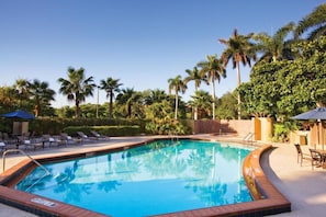 Swimming pool, there’s enough room for the whole party!