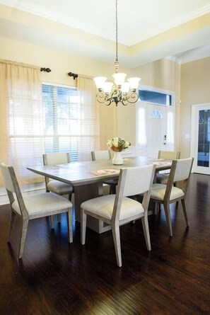 Dining Room - seats 6 people (1)