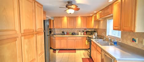 Expansive Kitchen with Plenty of Cabinetry for Large Groups!