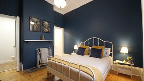 Winton Cottage - Master Bedroom with en-suite bathroom and queen-size bed