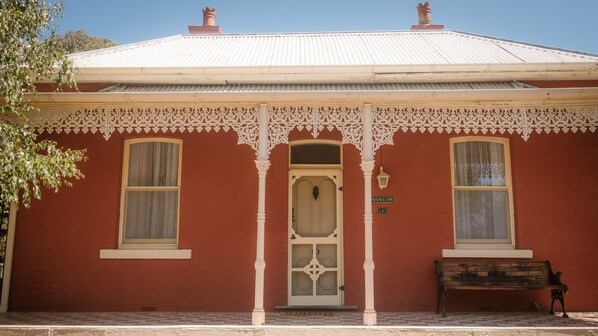Winton Cottage - Front of House