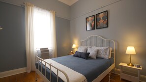 Winton Cottage - Bedroom with queen-size bed