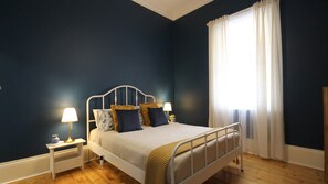 Winton Cottage - Master Bedroom with en-suite bathroom and queen-size bed 