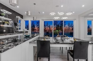 High End Kitchen with Eating Area