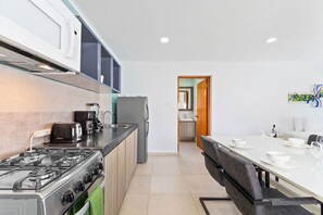 ake advantage of the modern amenities in our studio unit, including a sleek kitchenette designed to maximize space without compromising on functionality.