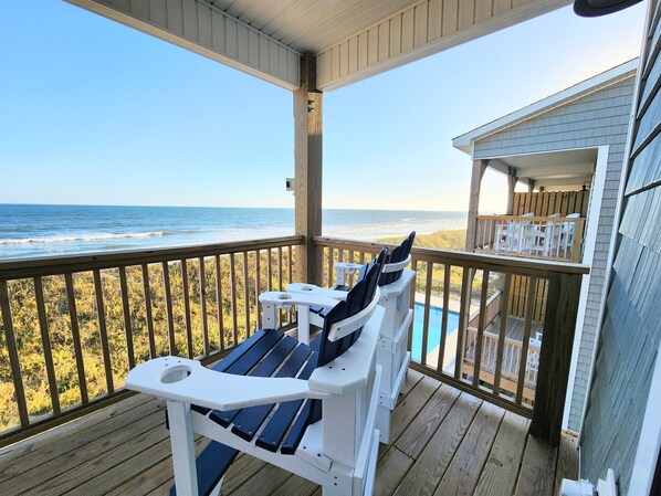 Private Oceanfront balcony overlooking pool