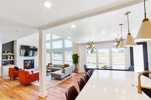 Seamless living: open kitchen and family room with ample space!