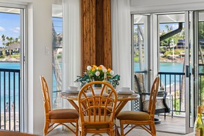 Napili Surf 207 dining 1