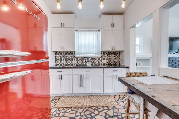 Fully-equipped kitchen with dining table for two