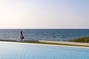 Nestled in Skaleta Village, the Villa is located right on the beach.