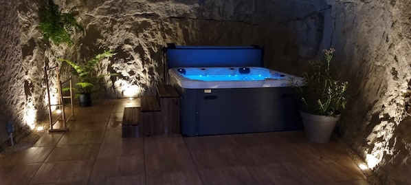 Outdoor spa tub