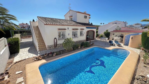 casa y piscina