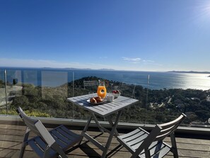 Terrace with dining area. 
Non-contractual photo