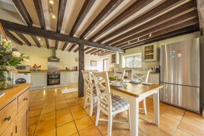 The Granary, Oulton nr Alysham: Kitchen with dining table for six people