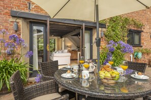 The Granary, Oulton nr Alysham: Pretty courtyard garden with dining set and parasol