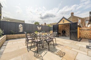 St Edmunds View, Hunstanton: Enclosed courtyard is a wonderful suntrap