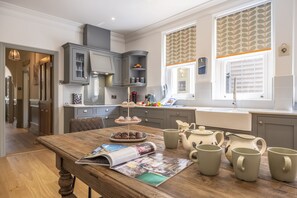 St Edmunds View, Hunstanton: Modern kitchen with breakfast table