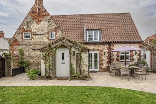 York Cottage, Thornham: A  traditional detached authentic flint and red brick hideaway