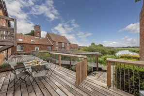 Water Mill House, Burnham Overy Staithe: Decked patio with views over the river