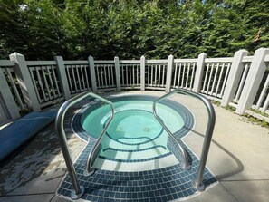 Complex hot tub- soack after a long day on the mountain