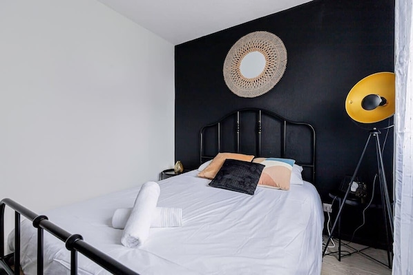 une chambre avec lit 140cm et rangements.
