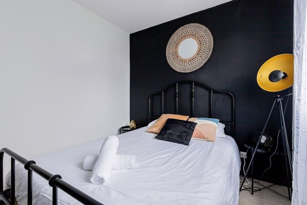 une chambre avec lit 140cm et rangements.