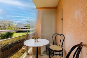 Un petit balcon avec table et chaises