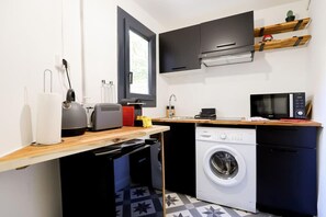 Espace cuisine avec micro-ondes, frigo top, plaque vitro, machine à café...