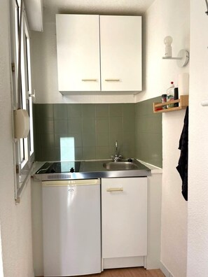 coin kitchenette avec cafetière, bouilloire, grille pain, micro-onde