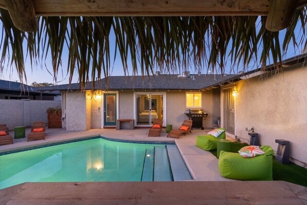 Tiki Hut Pool View