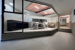 Home office ya no será un problema, con un espacio de sala de juntas para poder trabajar desde la comodidad de tu casa pero con el profesionalismo que te brinda este espacio.