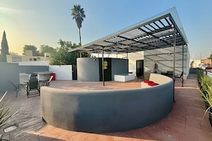 Imagínate tener tardes increíbles en compañía de tus amigos en el Rooftop, en una carnita asada y en un entorno seguro y agradable